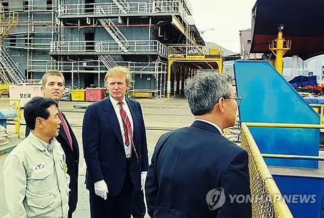 １９９８年に韓国の造船所を訪問したトランプ氏（中央、大宇造船海洋提供）＝（聯合ニュース）≪転載・転用禁止≫