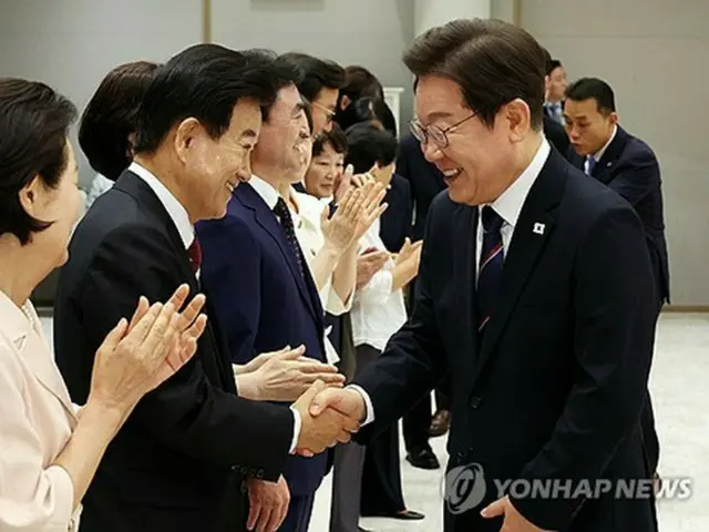 李大統領　国防相・統一相らに任命状　閣僚１５人の任命完了