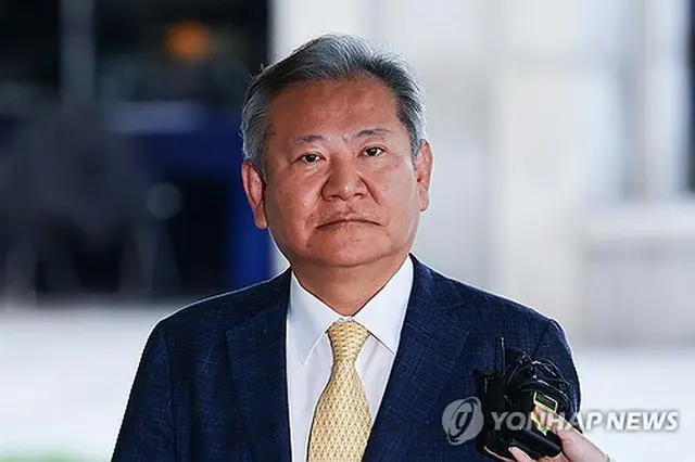 特別検察官の取り調べを受けるため、ソウル高等検察庁に入る李祥敏・前行政安全部長官＝２５日、ソウル（聯合ニュース）