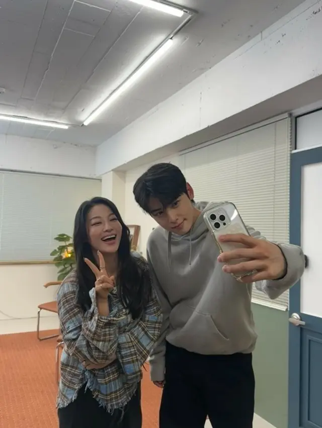 【全文】チャウヌ（ASTRO）入隊に応援のメッセージ、Netflix「KPOPガールズ! デーモン・ハンターズ」出演のアーデン・チョー…「除隊したらハリウッドで会おう！」2ショットも公開