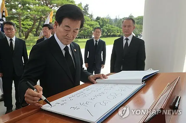 国立墓地の国立ソウル顕忠院を訪れた鄭東泳氏＝２８日、ソウル（聯合ニュース）