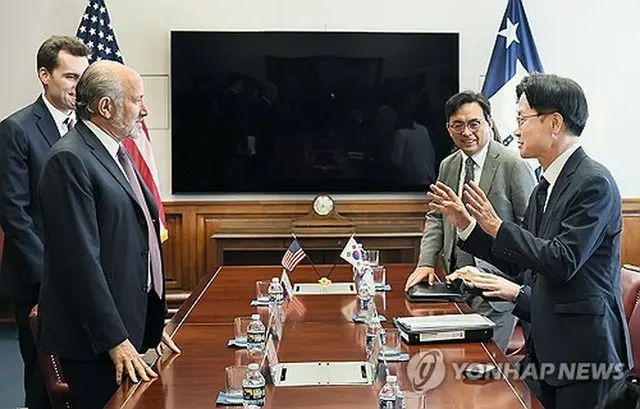２４日、米ワシントンで会合を開いた韓国の金正官・産業通商資源部長官（右）とラトニック米商務長官（産業通商資源部提供）＝（聯合ニュース）≪転載・転用禁止≫