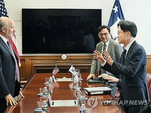 ２４日、米ワシントンで会合を開いた韓国の金正官・産業通商資源部長官（右）とラトニック米商務長官（産業通商資源部提供）＝（聯合ニュース）≪転載・転用禁止≫