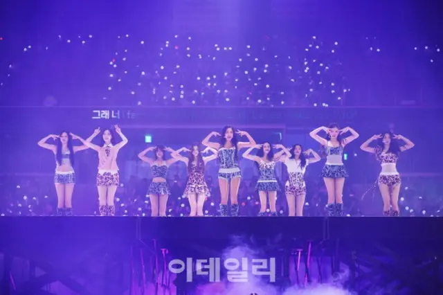 「TWICE」、ワールドツアー開幕…解放型ステージ＆華やかな演出で没入度UP