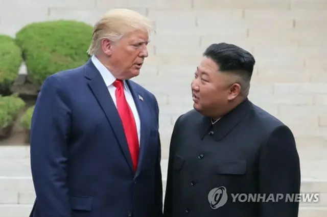 ２０１９年６月３０日、板門店で対面したトランプ氏（左）と金正恩氏＝（聯合ニュース）