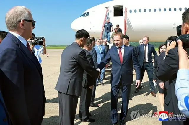 モスクワと北朝鮮の平壌を結ぶ直行便で平壌に到着したロシアのコズロフ天然資源環境相＝（朝鮮中央通信＝聯合ニュース）≪転載・転用禁止≫