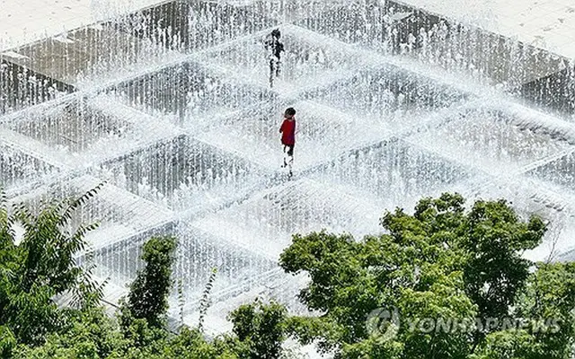 南東部・大邱市内の公園で２８日、水遊びをする子どもたち＝（聯合ニュース）