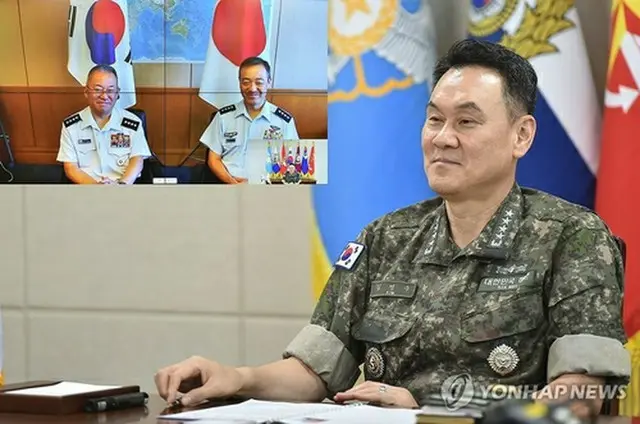 韓国軍の金明秀（キム・ミョンス）合同参謀本部議長（右）が２９日、近く退任する自衛隊トップの吉田圭秀統合幕僚長（左）、次期統合幕僚長に内定している内倉浩昭航空幕僚長と電話で会談した（同本部提供）＝（聯合ニュース）≪転載・転用禁止≫