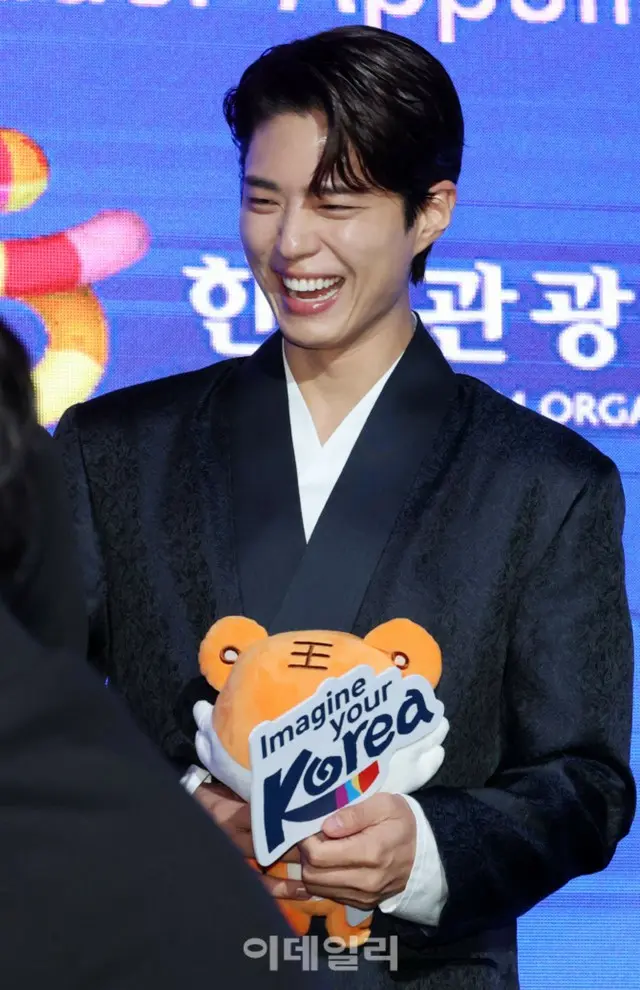 【フォト】俳優パク・ボゴム、「2025 韓国観光名誉広報大使」委嘱式に出席2