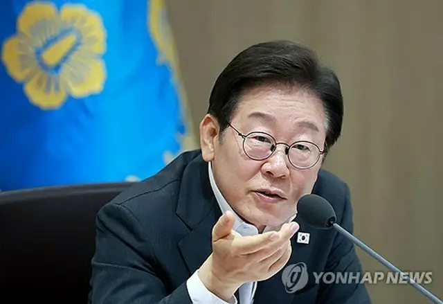 閣議で発言する李大統領＝２９日、ソウル（聯合ニュース)