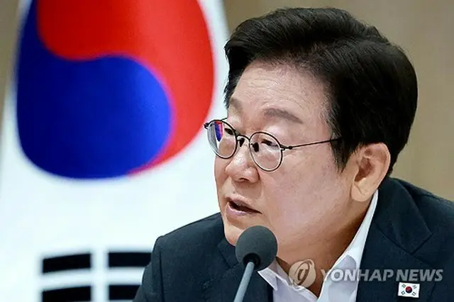 閣議で発言する李大統領＝２９日、ソウル（聯合ニュース）