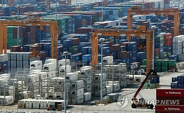 ソウル南方の平沢市の港に積まれた輸出用コンテナ（資料写真）＝（聯合ニュース）