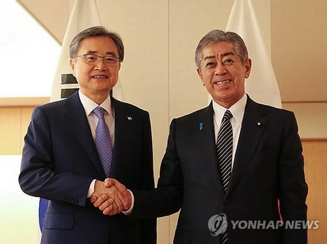 握手を交わす趙氏（左）と岩屋氏＝２９日、東京（聯合ニュース）
