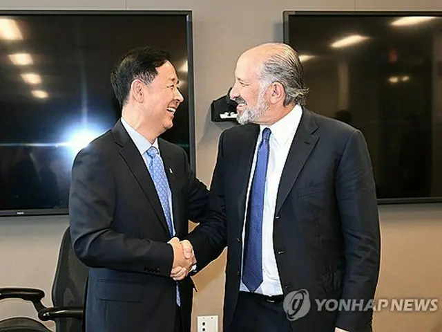 会談前に握手を交わす具潤哲・経済副首相兼企画財政部長官（左）とラトニック商務長官（企画財政部提供）＝２９日、ワシントン（聯合ニュース）≪転載・転用禁止≫