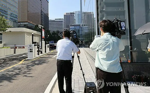 特別検察官の事務室があるソウル都心のビルで尹氏の出頭を待つ報道陣＝３０日、ソウル（聯合ニュース）