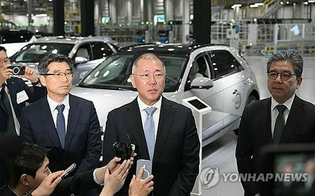 鄭義宣氏（中央、資料写真）＝（聯合ニュース）