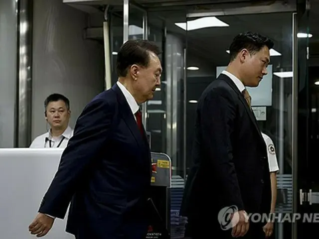７月９日、自身の逮捕状の発付可否を決める令状審査を受け、ソウル中央地裁を出る尹前大統領（左）＝（聯合ニュース）