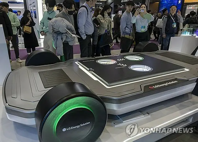 ＬＧエナジーソリューションの電池が適用された電気自動車の車体下部の模型（資料写真）＝（聯合ニュース）