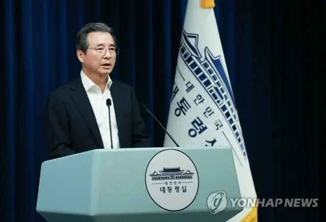 記者会見を開いた大統領室の金容範政策室長＝３１日、ソウル（聯合ニュース）
