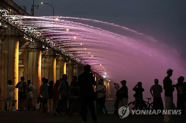 ソウル都心を流れる漢江の盤浦大橋付近で暑さをしのぐ市民たち（資料写真）＝（聯合ニュース）
