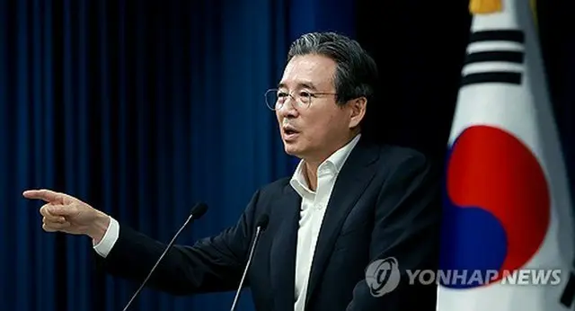 会見する大統領室の金容範・政策室長＝３１日、ソウル（聯合ニュース）