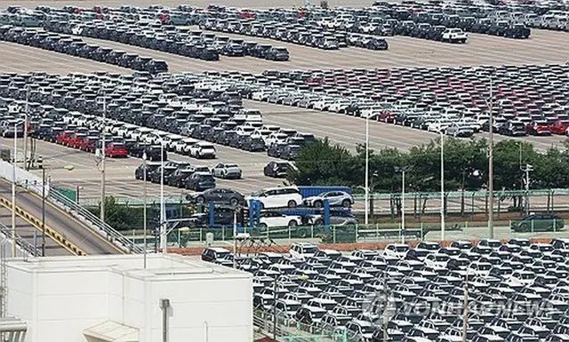 ソウル南方の平沢港で輸出を待つ韓国製自動車＝３１日、平沢（聯合ニュース）