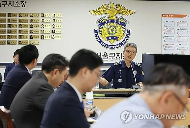 ソウル拘置所で面会する与党「共に民主党」の特別委員会の委員と同拘置所の所長＝３１日、ソウル（聯合ニュース）