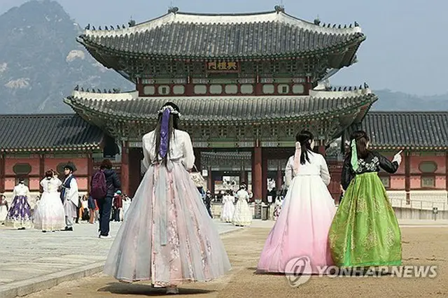 韓服（韓国伝統衣装）を着て、朝鮮王朝時代の王宮・景福宮を訪れた外国人観光客（資料写真）＝（聯合ニュース）
