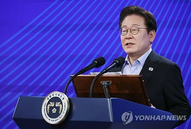 講演を行う李大統領＝３１日、ソウル（聯合ニュース）
