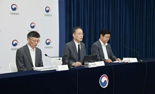 ２９日に世宗政府庁舎で税制改編案について記者会見を行う企画財政部の李炯日（イ・ヒョンイル）第１次官（中央、同部提供）＝（聯合ニュース）