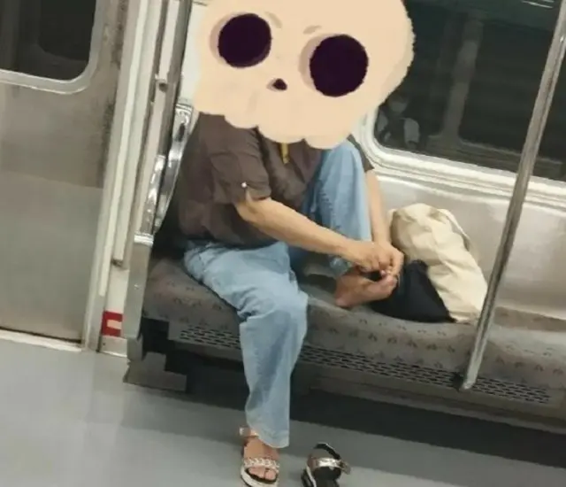 「ここは確かに韓国？」…地下鉄車内で爪を切り、菓子を食べた中年女性＝韓国