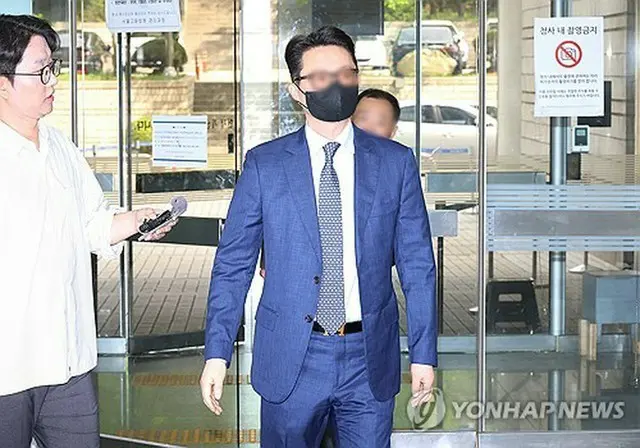逮捕状発付の是非を判断する令状審査に出席するため３０日にソウル中央地裁を訪れた旧統一教会の元幹部＝（聯合ニュース）