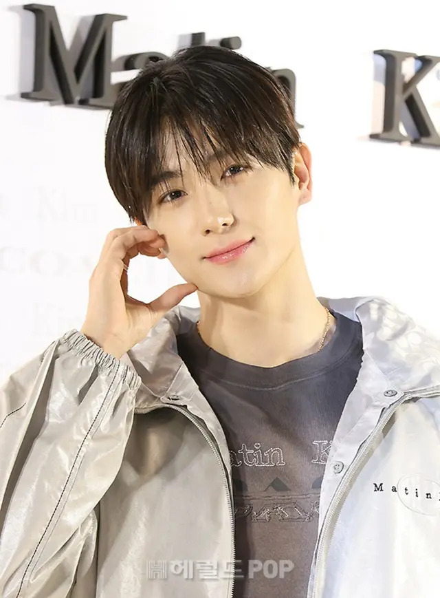 【全文】「THE BOYZ」ヒョンジェ、「足首の靭帯負傷」…座ってステージに参加