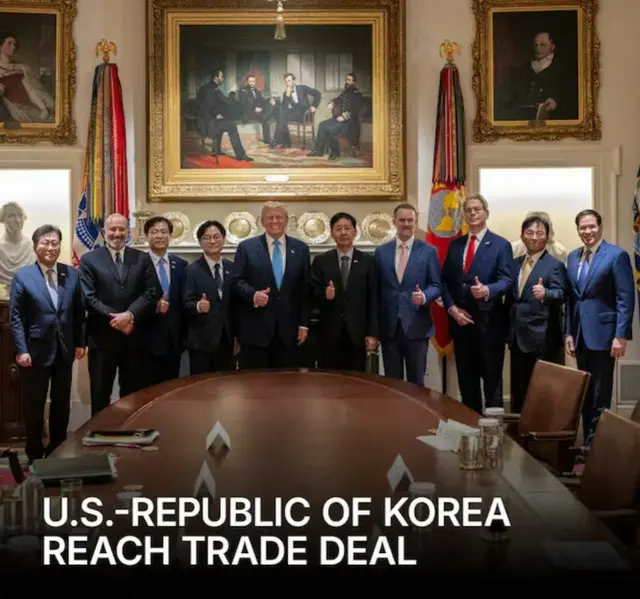 トランプ氏、韓国との貿易合意を導いた交渉団と「親指グッドポーズ」…ホワイトハウスで明るい笑顔