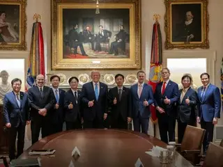トランプ氏、韓国との貿易合意を導いた交渉団と「親指グッドポーズ」…ホワイトハウスで明るい笑顔