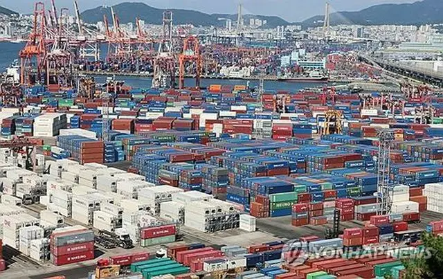 コンテナが積まれている釜山港＝（聯合ニュース）