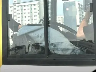 高速道路でバスが「ふらふら」…ハンドルに足をのせ、イヤホンを付けた運転手＝韓国