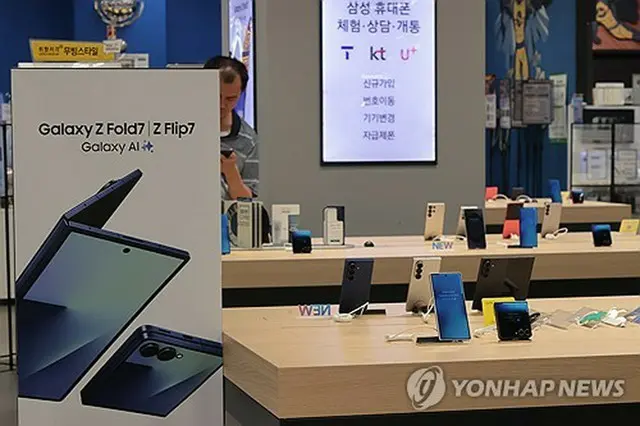 ソウル市内の大型スーパーの家電売り場に並ぶサムスン電子のスマートフォン＝（聯合ニュース）