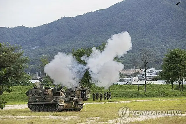 ２０２４年８月２０日、「乙支フリーダムシールド（ＵＦＳ）」に合わせ、江原道・鉄原で行われた火力訓練＝（聯合ニュース）