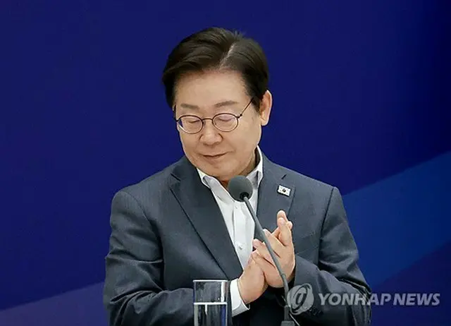 大統領室庁舎で開かれた市長・道知事との懇談会に出席した李大統領＝１日、ソウル（聯合ニュース）