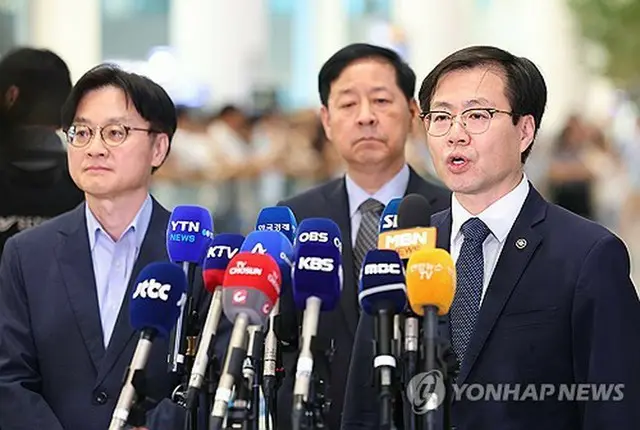 仁川空港で取材に応じる（左から）金氏、具氏、呂氏＝１日、ソウル（聯合ニュース）