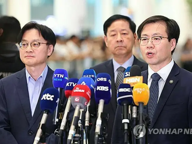 仁川空港で取材に応じる（左から）金氏、具氏、呂氏＝１日、ソウル（聯合ニュース）
