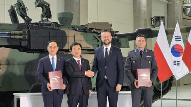 戦車Ｋ２の２回目の輸出契約署名式に出席した安圭伯国防部長官（左から２人目）とコシニャクカミシュ氏（同３人目、国防部提供）＝（聯合ニュース）≪転載・転用禁止≫