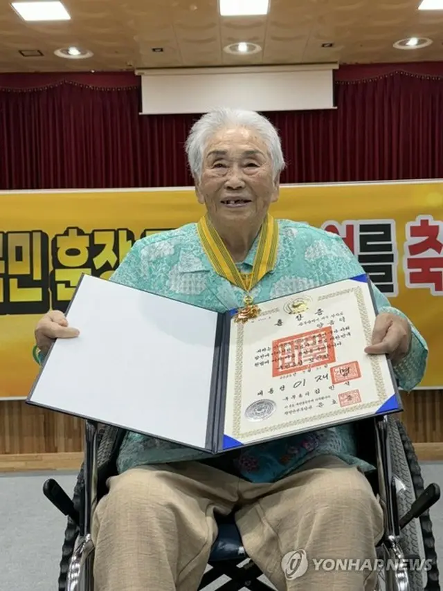 国民勲章を受け取った梁錦徳（ヤン・クムドク）さん（国家人権委員会光州事務所提供）＝（聯合ニュース）≪転載・転用禁止≫