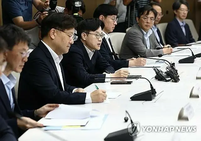 大韓商工会議所で開かれた「対米通商戦略ラウンドテーブル」で発言する金正官氏（中央）＝４日、ソウル（聯合ニュース）