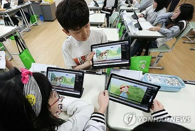 今年４月、南東部・大邱市内の小学校で開かれたＡＩデジタル教科書の公開授業の様子＝（聯合ニュース）