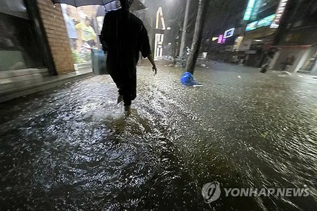 ３日午後、冠水した光州市内の道路（読者提供）＝（聯合ニュース）≪転載・転用禁止≫