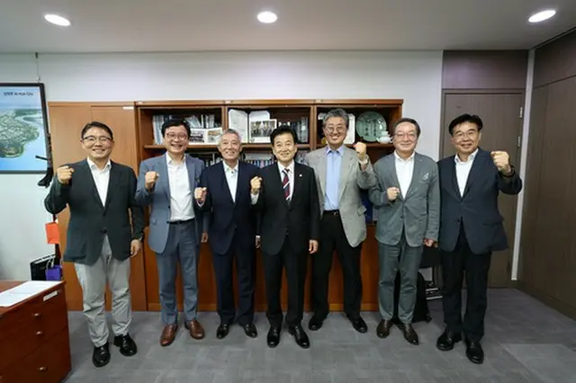 南北協力民間団体協議会の関係者と面会した鄭東泳・統一部長官（中央、同部提供）＝（聯合ニュース）≪転載・転用禁止≫