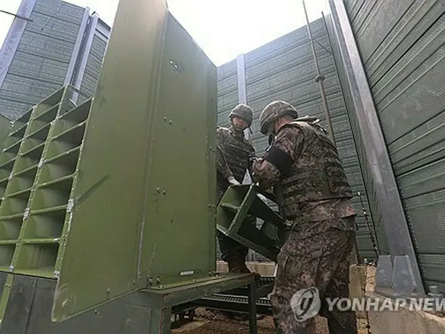 撤去される拡声器（国防部提供）＝（聯合ニュース）≪転載・転用禁止≫