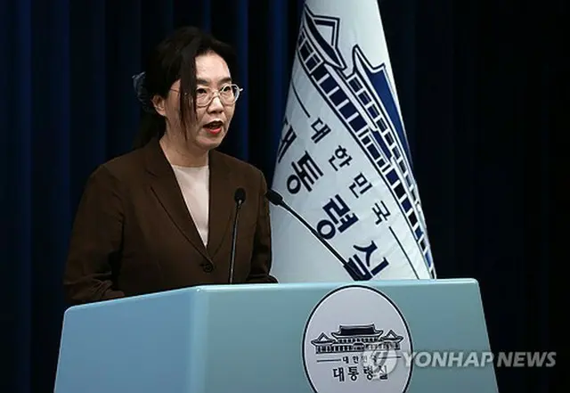 会見を行う大統領室の姜由楨報道官＝５日、ソウル（聯合ニュース）